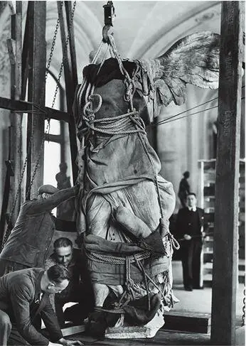 Из серии Эвакуация Лувра Ника Самофракийская Чернобелая фотография 1939 - фото 82