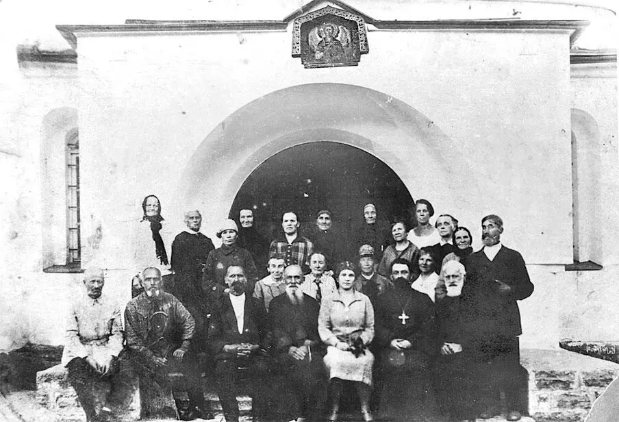 Причт и прихожане у главного входа в церковь Фото 1930х гг - фото 303
