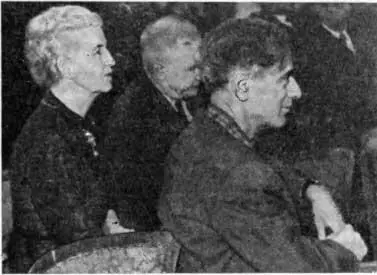 Л Д Ландау И Е Тамм и Маргарет Бор слушают выступление Нильса Бора 1961 - фото 13
