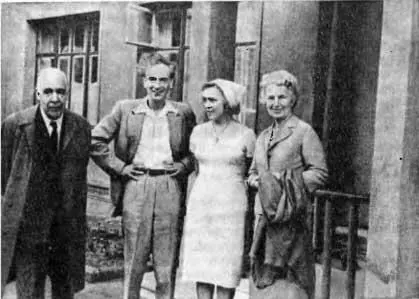 Л и К Ландау и Н и М Бор во дворе ИФП 1961 г Это было в 1934 г когда - фото 27