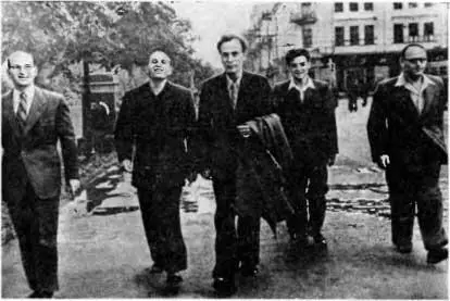Е М Лифшиц И М Халатников Л Д Ландау И А Ахиезер А И Ахиезер во - фото 30