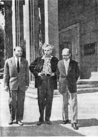 И М Халатников Л Д Ландау и Е М Лифшиц у входа в ИФП 1958 г Наш - фото 32