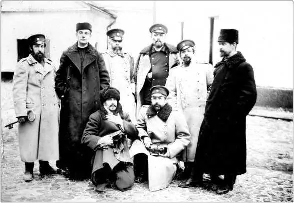Сотрудники Особой лаборатории и их гости во дворе форта Император Александр - фото 140
