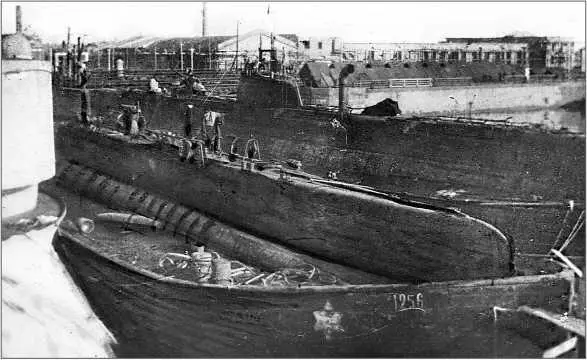 Погрузка отремонтированной подводной лодки на баржу для отправки на Волгу 1920 - фото 171
