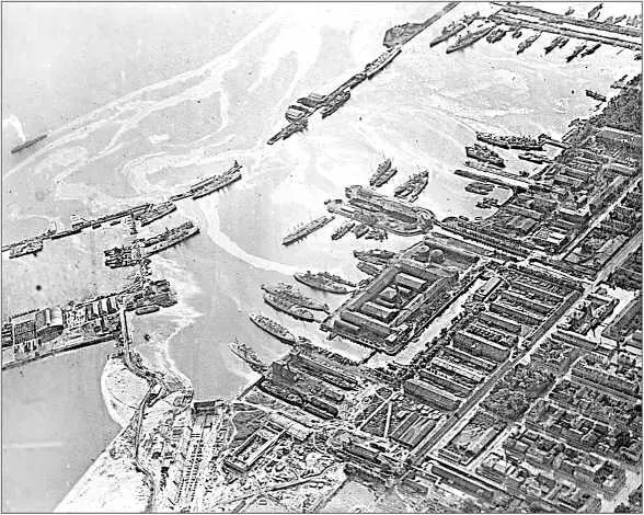 Так выглядел Кронштадт с самолета в 1919 г Хорошо известен трагический - фото 172