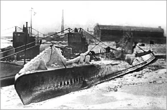 Подводная лодка после возвращения из похода в Кронштадт Нач 1940 г - фото 212