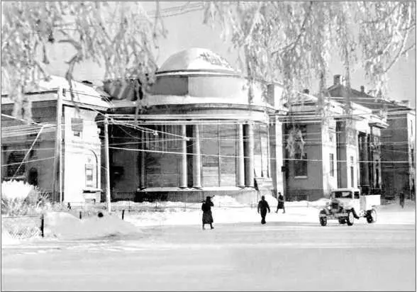Центральная Кронштадтская библиотека в годы войны По этим трассам проходило - фото 229