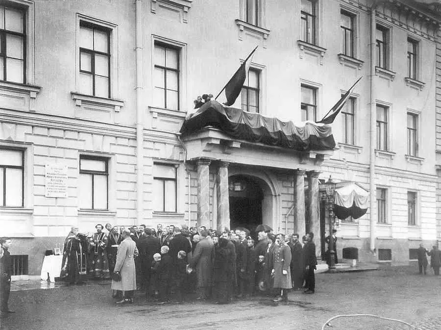 Дом 30 по набережной Кутузова Молебен по поводу столетия со дня смерти М И - фото 527