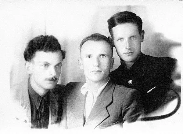 Булат Окуджава Андрей Анчишкин и Виталий Светлов Физрук М И Гончаров 1950 - фото 4