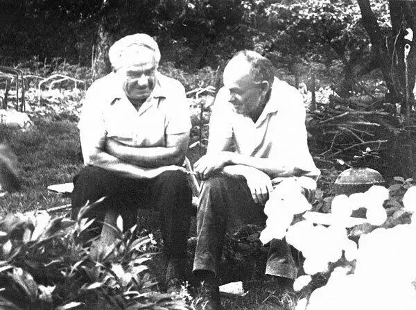 В саду у Павла Ивановича Типикина 1980 г Такой школу в Высокиничах увидел - фото 10