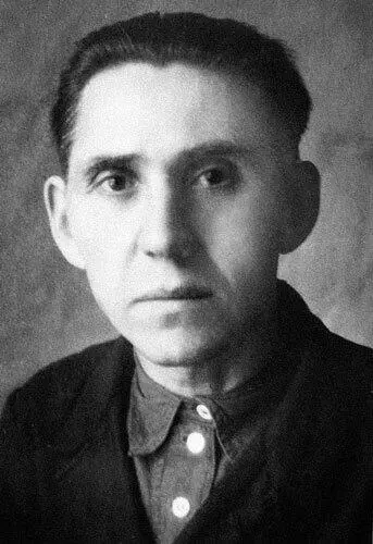 Директор школы Михаил Илларионович Кочергин Заведующая районо Клавдия - фото 12