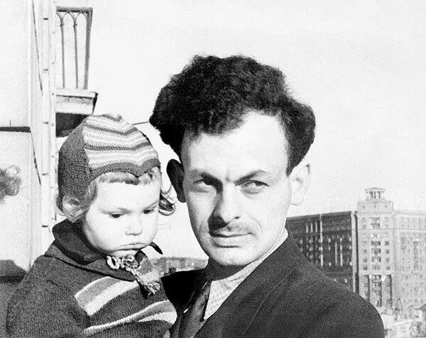 Булат с сыном в Москве после возвращения из Калуги Могила мамы и сына на - фото 31