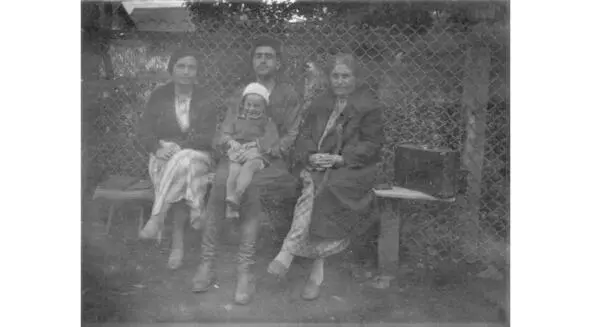 Сильва Николай Витя Окуджава и Мария Вартановна Калинино 1937 год Они были - фото 22