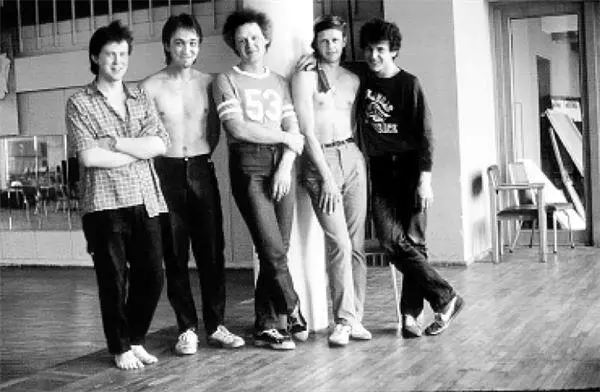 Аквариум летом 1985 года Слева направо Андрей Отряскин Сергей Курёхин - фото 27