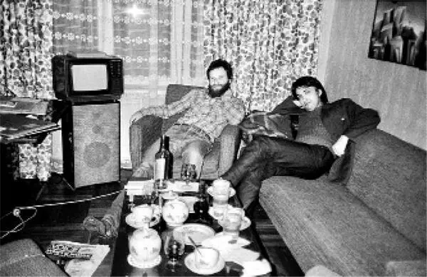 Вместе с автором книги у него дома 1985 год Фото Джоанна Стингрей - фото 32