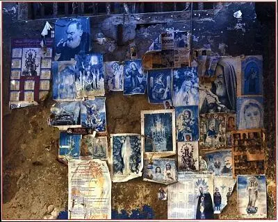 302 Палермо 2012 г Между фигурами святых висят такие же поблекшие плакатики и - фото 344