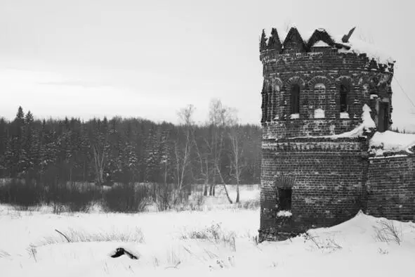 Угловая башня Лукиановой пустыни Дальше болото Псковораменье Храм - фото 55