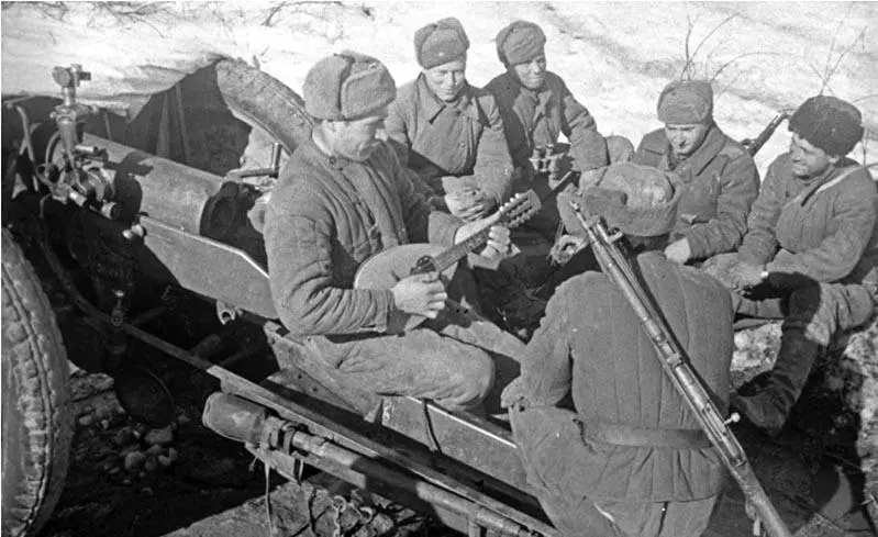 На фото Расчет советской 76мм полковой пушки образца 1927 года в минуты - фото 12