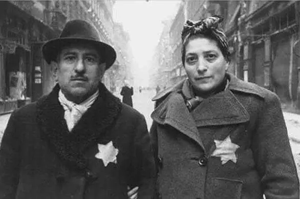 На фото король Кристиан X с супругой с нашитыми звездами Давида на одежде - фото 48