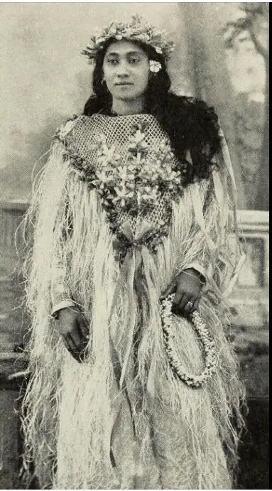 Рисунок 52 Таитянка в праздничном одеянии Фото 1906 г После обеда - фото 52