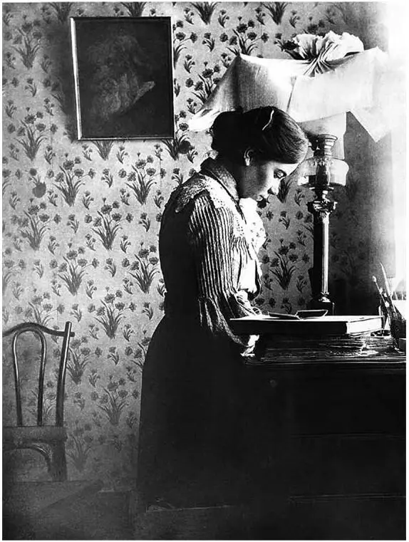 Елена Гуро в своей квартире на Лицейской Рентгена д 4 СПб 1900е гг - фото 1