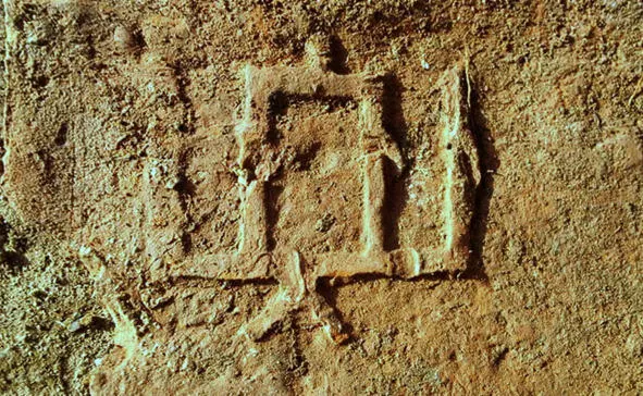 Цагліна з гродзенскага замка Вітаўта з геральдычным знакам Калюмны Аб - фото 1