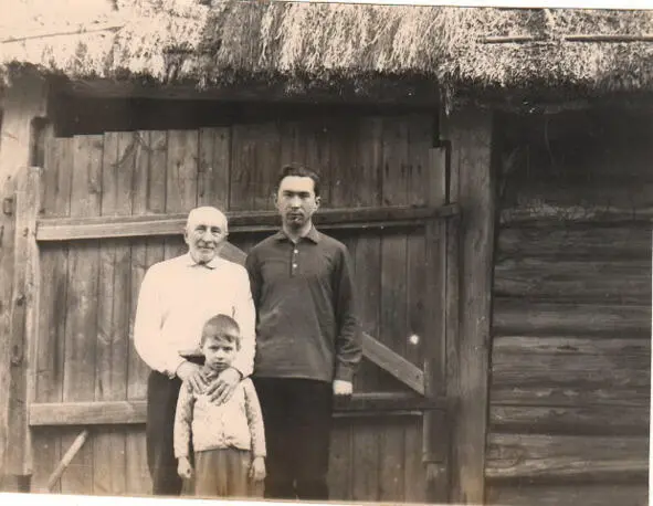 Отец с сыном Сергеем и внуком Олежкой май месяц 1971 года Деревня Червино - фото 6