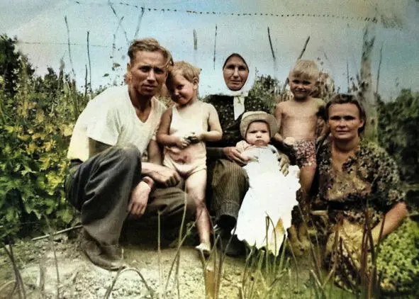 Фёдор Ефимович Точилин со своей семьёй Интересная и драматическая судьба моих - фото 14
