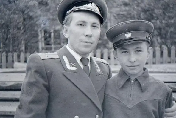 Мои дорогие старшие братья лейтенант Борис 19331973 и Сергей 19432019 В - фото 7