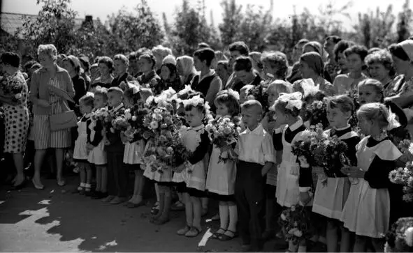 1 сентября 1965 года Посёлок Алатау У Школы Наш 1й б На одном из - фото 1