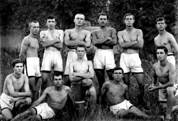 1920е Чимкентская команда моего деда Фёдора Кузьмича Михайлова Он на снимке - фото 18
