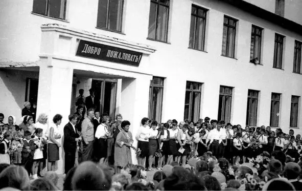 1 сентября 1966 года Елена Габбасовна Даулетбекова наш директор - фото 2