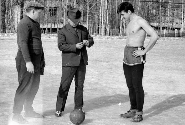 Март 1967 года Новосибирский Академгородок Жеребьёвка между матчем наших - фото 24