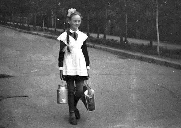 Конец 1960х Отличница Оля Кострица возвращается из магазина Судя по - фото 31