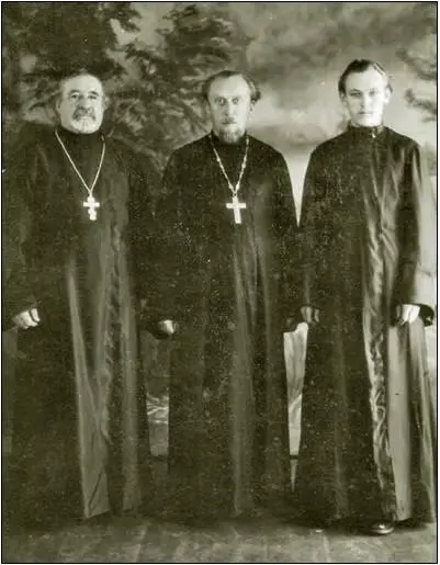 Город Осинники 19571959 гг Священник Александр Митрофанович Атапин слева - фото 5