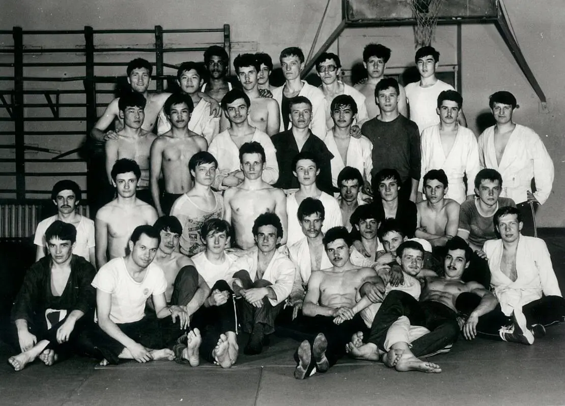 1988 г Новосибирск Зал борьбы НЭТИ ОФП РТФ НЭТИ второй слева сидит тренер - фото 1