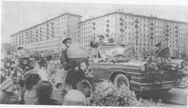Торжественный кортеж на улицах Москвы Н С Хрущёв Юрий Гагарин и - фото 36
