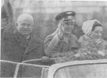 Н С Хрущёв Юрий Гагарин и Валентина Гагарина на открытой машине на улицах - фото 37