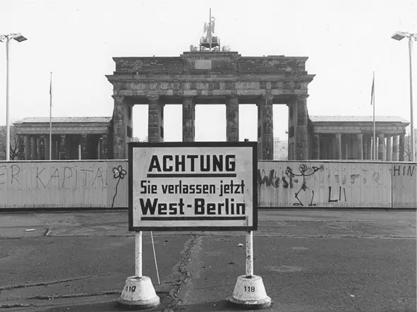 Берлинская стена перед Бранденбургскими воротами ноябрь 1984 года Знак - фото 1
