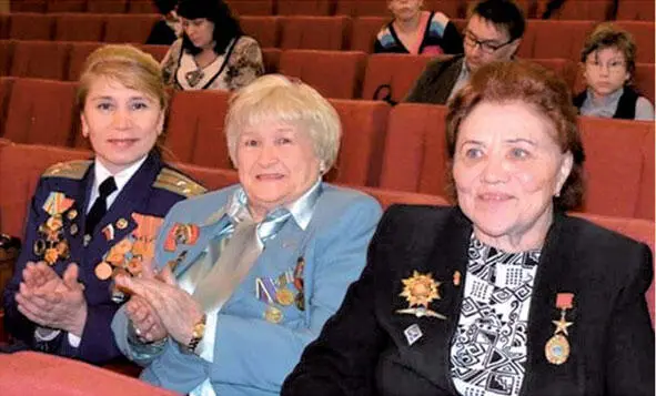 Именно Марина Попович познакомила выпускницу авиационного института Галину - фото 71