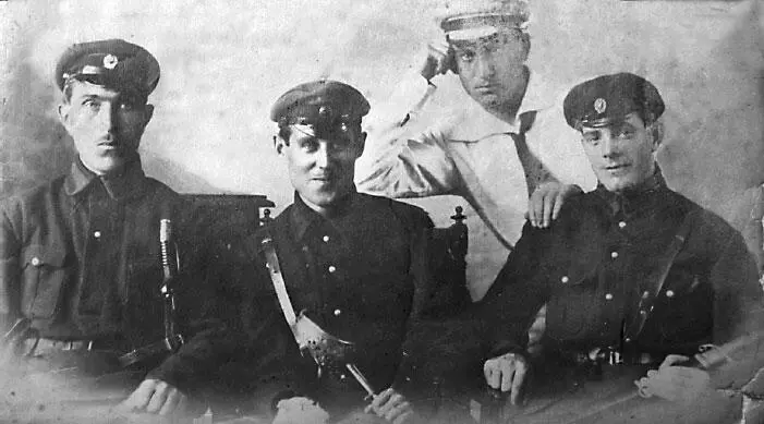 Константин Васильевич Добронравин в центре сидит 1926 г 26 июля Боре от - фото 27