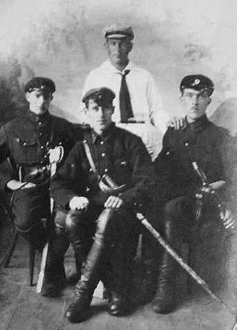Константин Васильевич Добронравинв центре сидит Фотографии из архива - фото 28