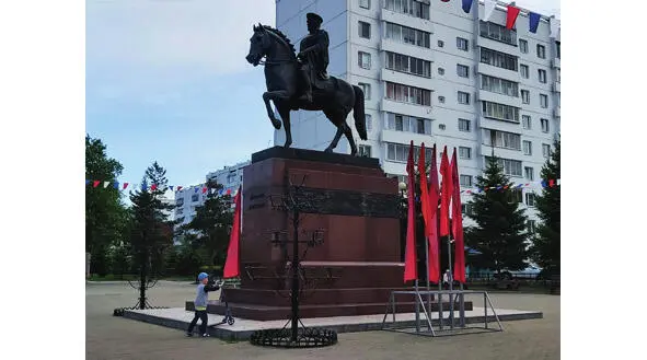 Памятник Г К Жукову Прямо от монумента начинается аллея воинской славы - фото 102