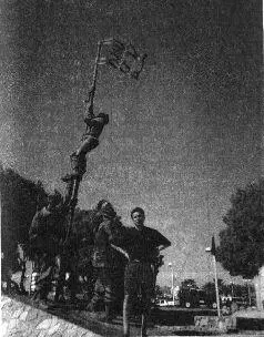 У памятника флагу 14 мая 1948 г в канун Субботы 6 ияра 5708 г за день до - фото 6