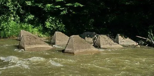 Противотанковые надолбы в лесу Основой фортификаций служили несколько рядов - фото 9