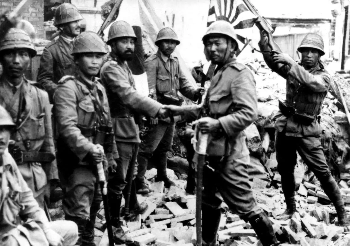 At the beginning of the war the Communist Party managed to recruit a - фото 31