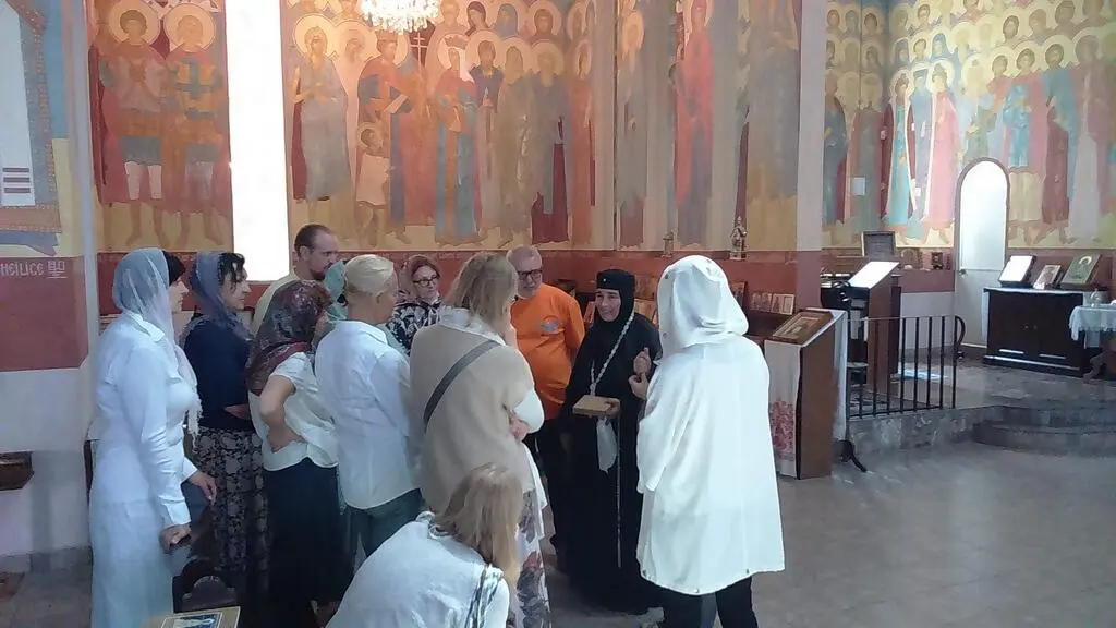 Беседа с Мадре Инес Беседовали прямо в храме Функцию переводчика взяла на - фото 35