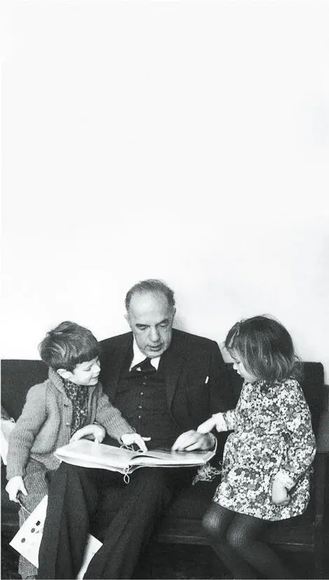 Эрнст Гомбрих со своими внуками Карлом и Леони 1972 Глава 1 Это было - фото 8