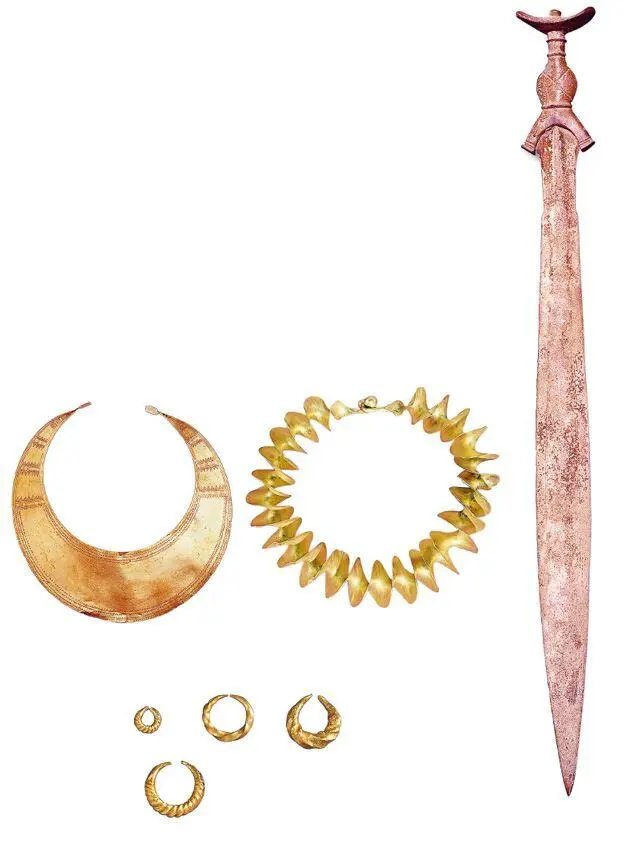 Меч и украшения бронзового века 8 Золотая лунница ранний бронзовый век - фото 14