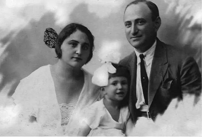 Дина с матерью и отцом ок 19231924 гг Я знала и любила этого своего деда - фото 3